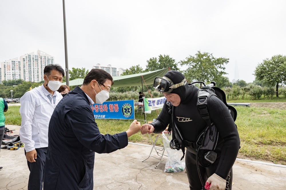 서울 광진구, "한강은 우리가 지킨다!" 한강 수중 정화 활동 나서