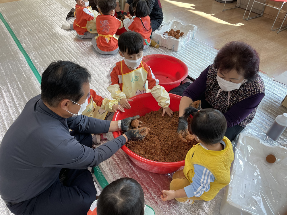 충주시 노은면, 하천 살리는 ‘EM흙공 만들기’진행