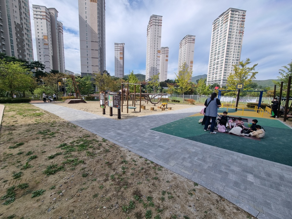 용인특례시, 어린이놀이터 신설... 신봉체육공원에 짚라인·트램펄린 놀이터 생겼다!