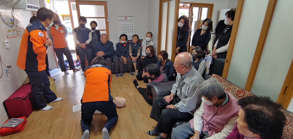 부산 북부소방서, 주례2동 어르신들을 위한 자동제세동기 응급처치 교육 실시