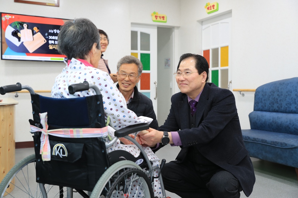 완도군, 일자리·돌봄 등 다양한 어르신 복지 정책 펼쳐