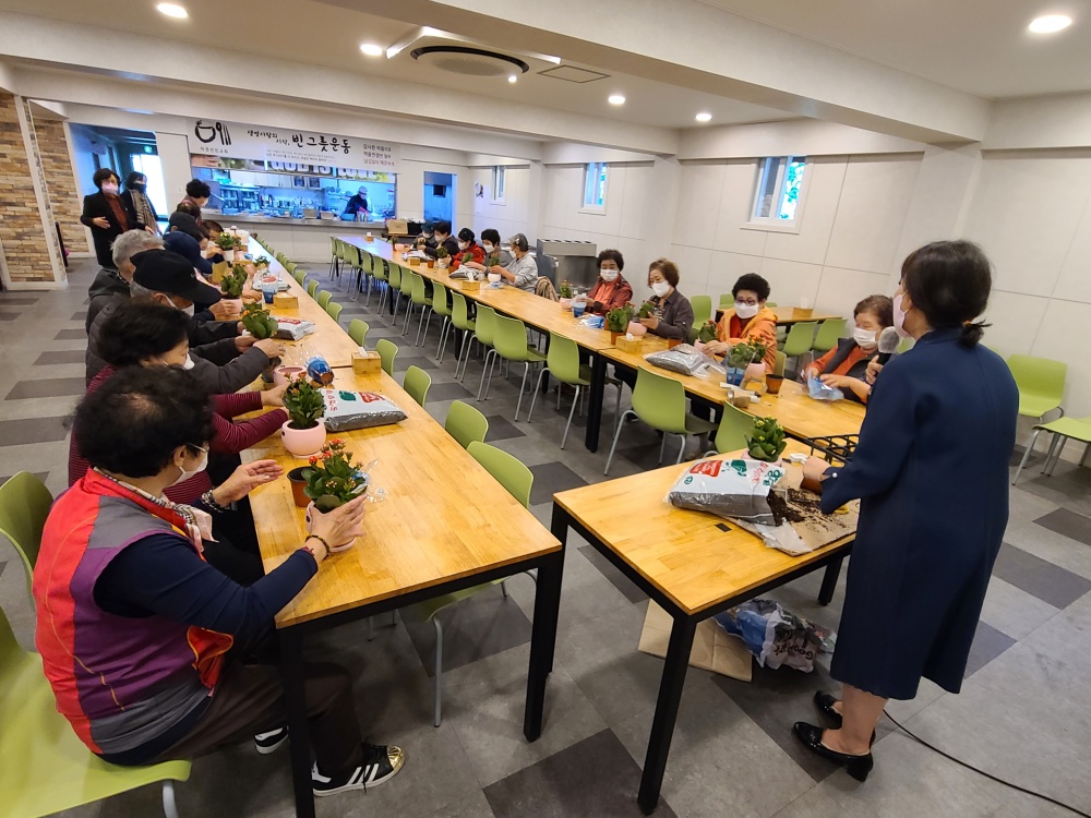 이천시 효양도서관, 어르신이 행복한 '찾아가는 기억 충전소' 운영 중
