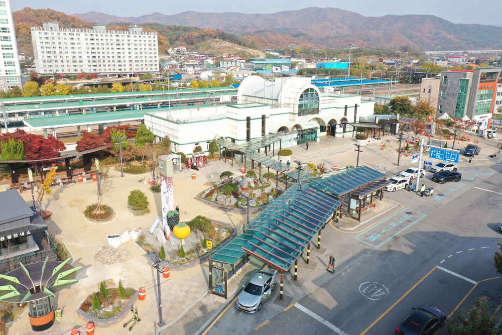 영동군, 영동역 광장에 실외정원 조성 ‘한창’