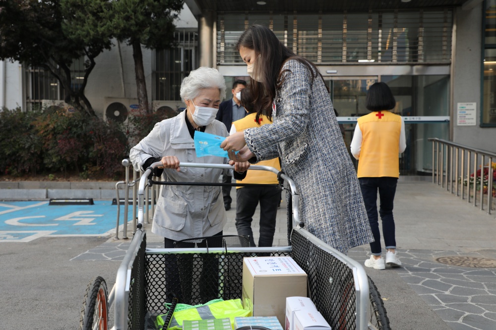 서울 강북구, 폐지수집 어르신 위한 ‘적십자사 지원물품’ 전달