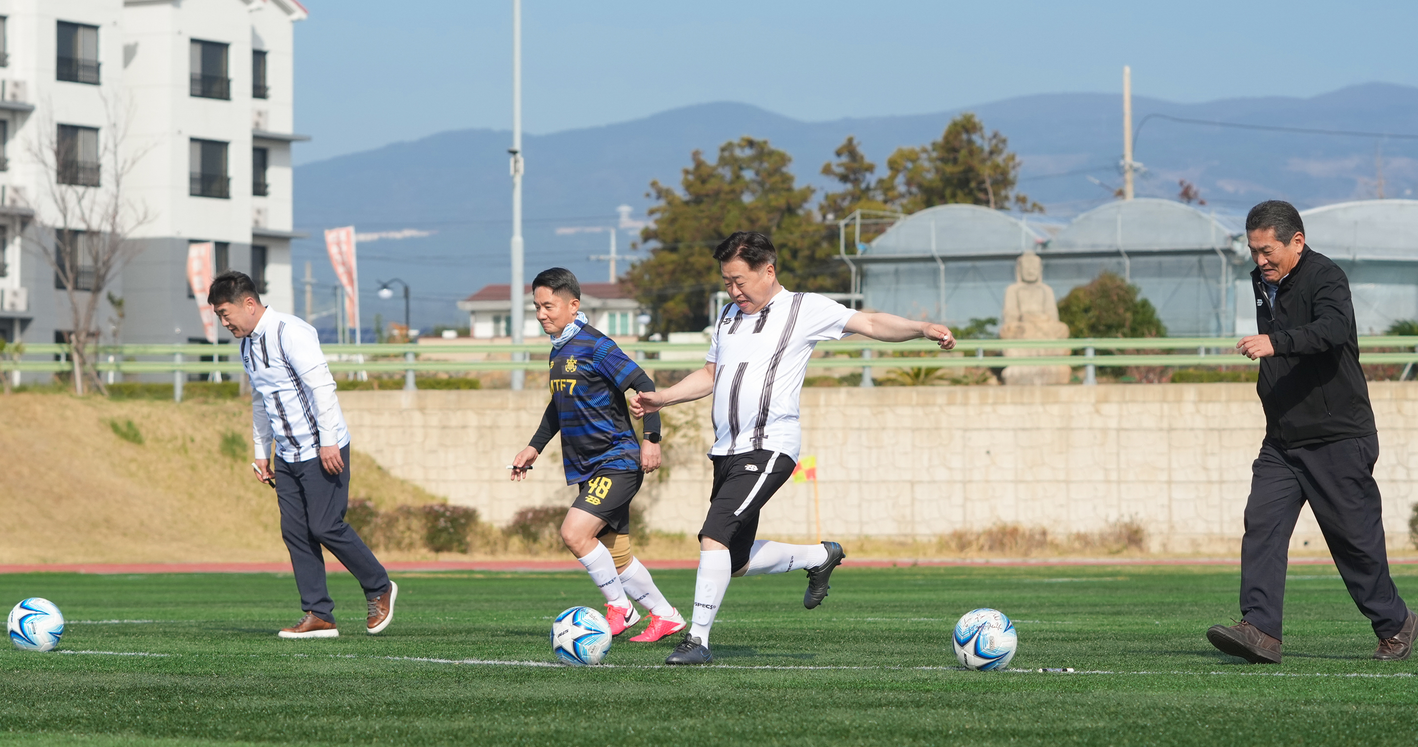 15년 갈등 넘어 평화로운 강정마을로…민관군 축구로 ‘상생·화해 무드’