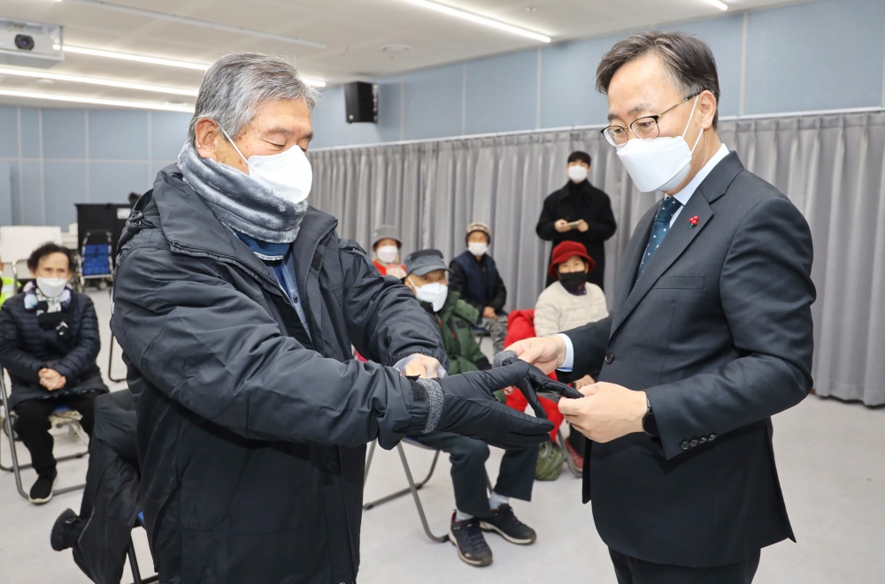 서울 금천구, 지역 재활용품 수집인 88명에게 방한 물품 지급