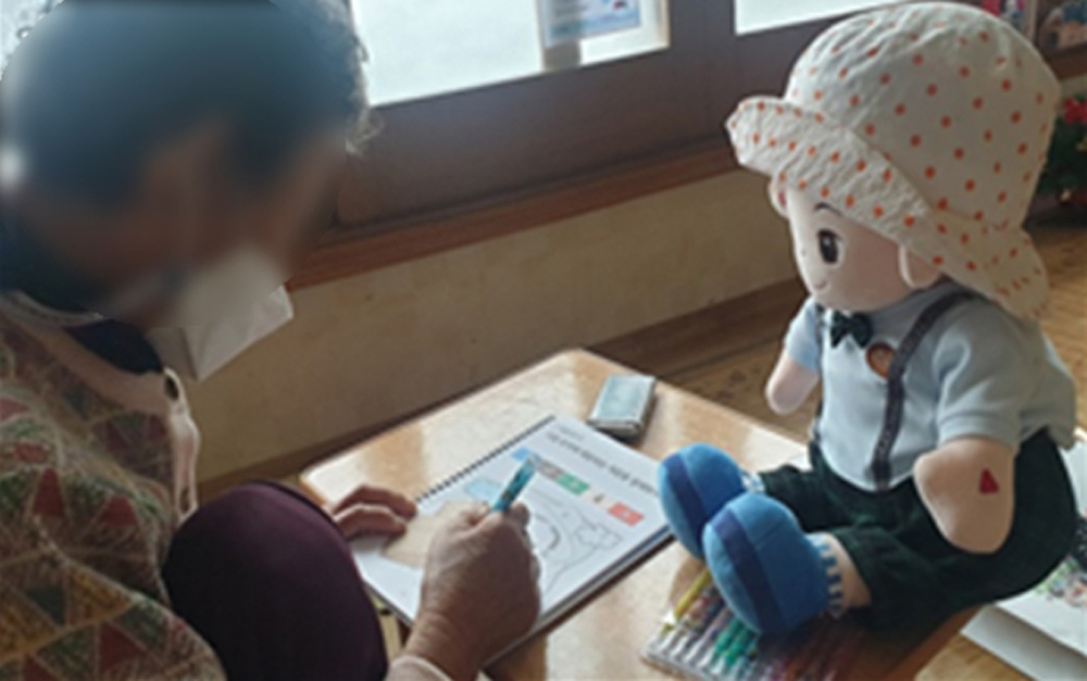 홍성군, 치매 어르신 AI돌봄인형 확대 지원에 큰 호응