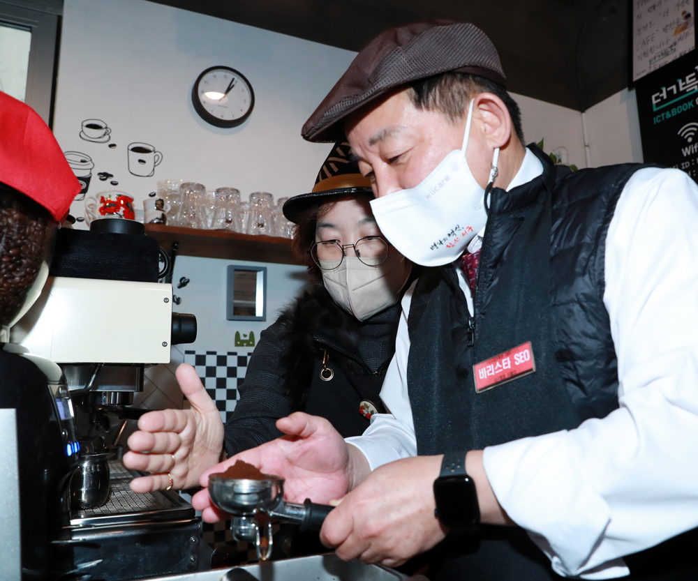 대전 서구, 커피향 내뿜는 서철모 서구청장, 일일 바리스타 변신