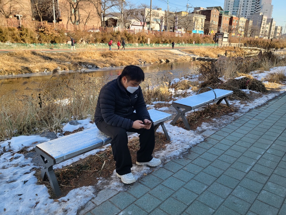 서울 강북구, 생활밀착형 정책으로 '벤치 보온덮개' 설치