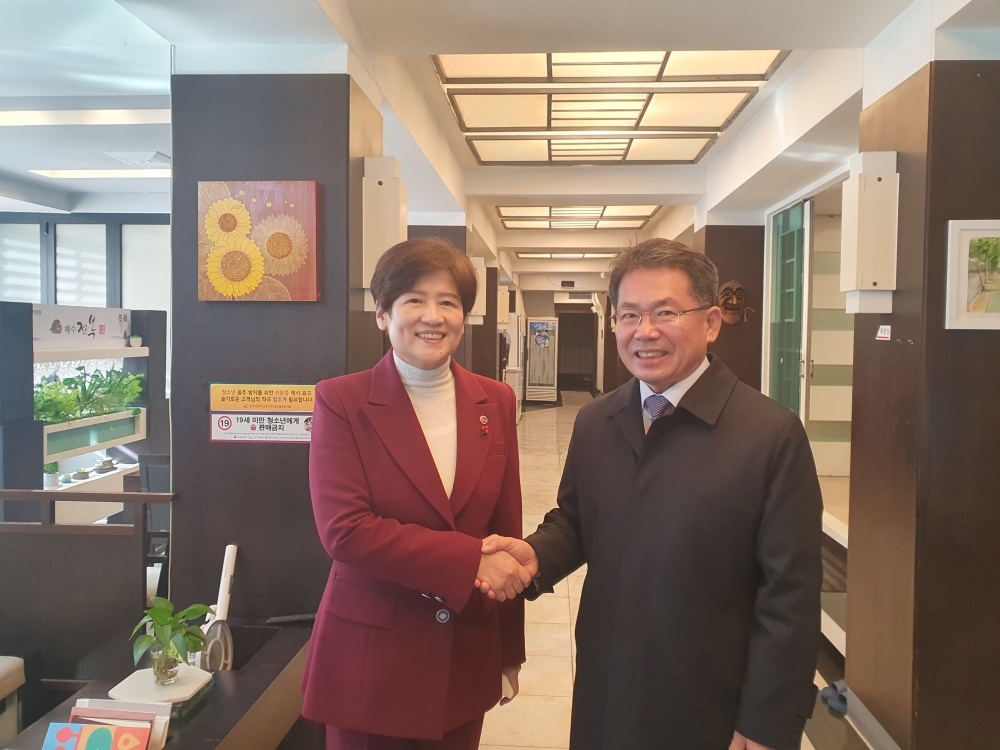 김진열 군위군수, 강은희 대구시교육감 만나 군위 교육 의견 공유