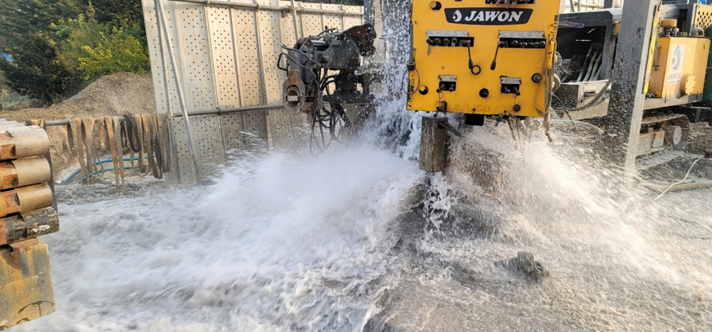 충주시 수안보에서 양질의 대규모 온천공이 터졌다.