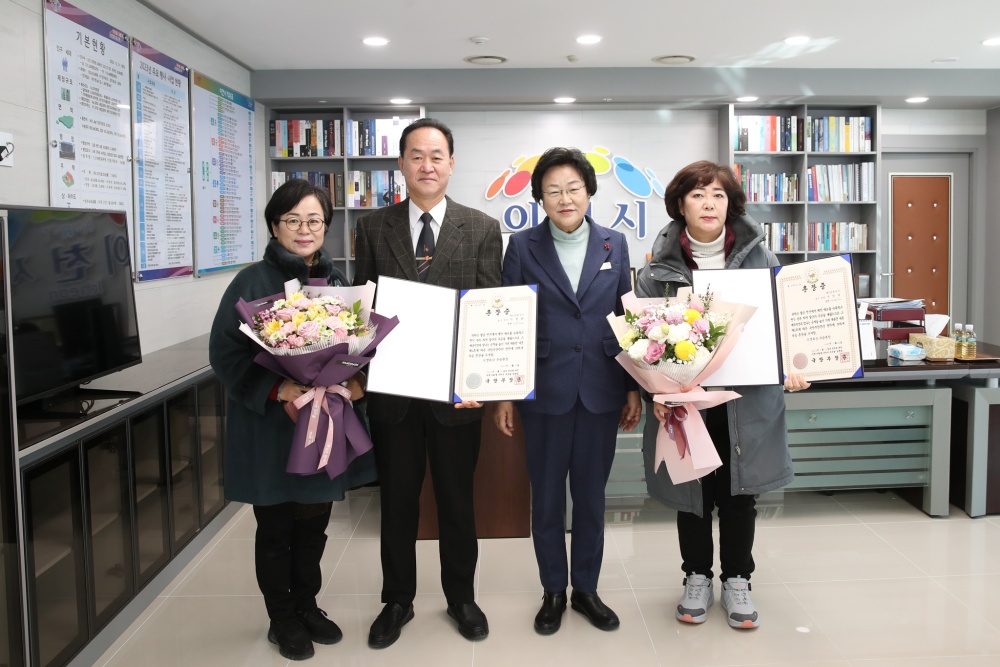 이천시는 6‧25 참전유공자 유가족에게 무공훈장을 전수했다