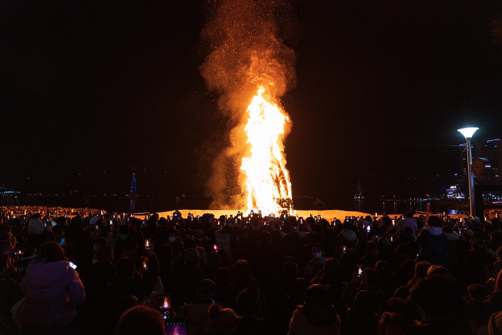 부산 서구 송도달집축제, 성황리에 개최되다