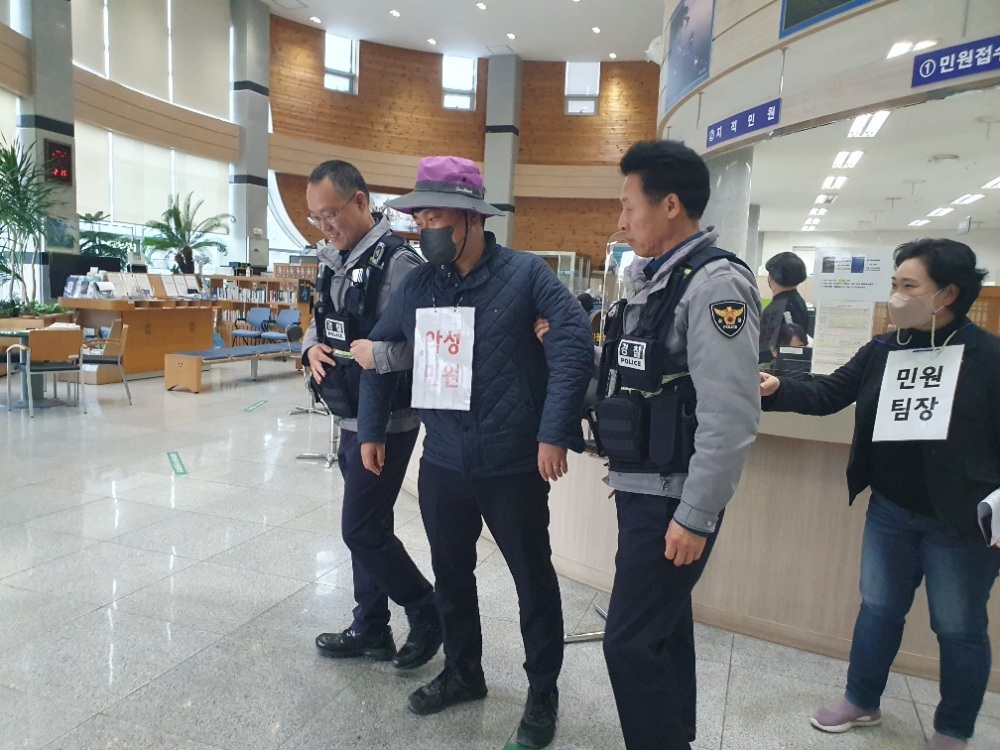 신안군, 악성민원 대응 모의훈련 실시했다