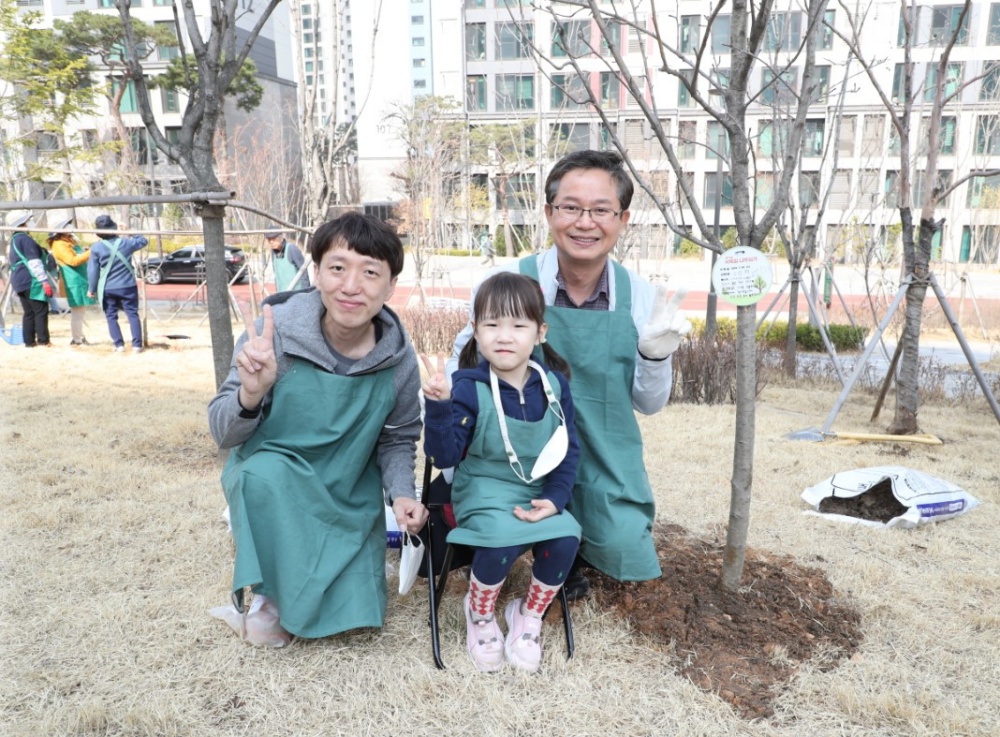 영등포구, 주민과 함께하는 '릴레이 나무심기 행사' 개최