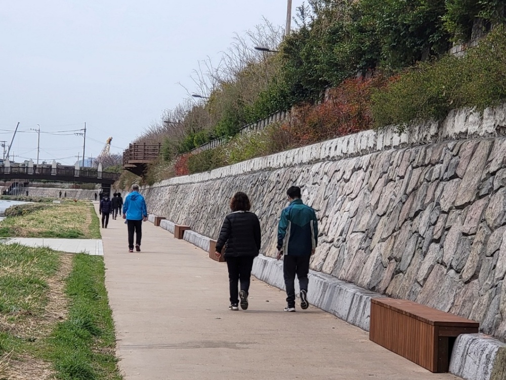 사상구, 학장천 보행로에 주민 휴식 공간 조성