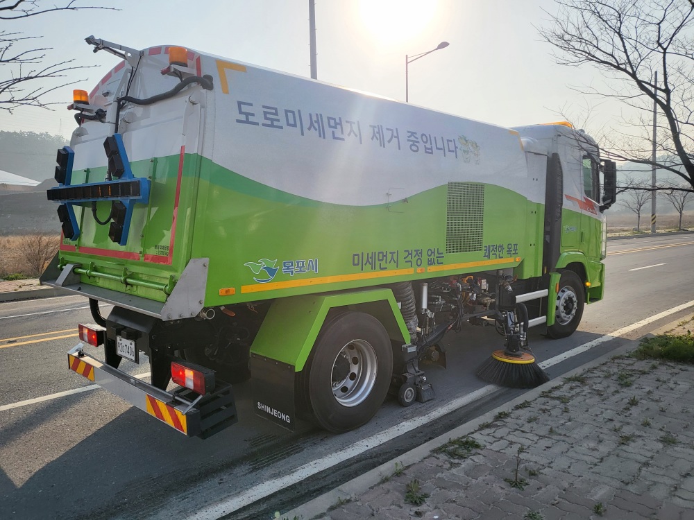 목포시, 도로 재 비산먼지 제거 위해 노면청소차 운영