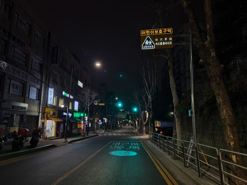 강동구, 어린이보호구역 표지판 LED 조명으로 '안전 보행환경' 조성