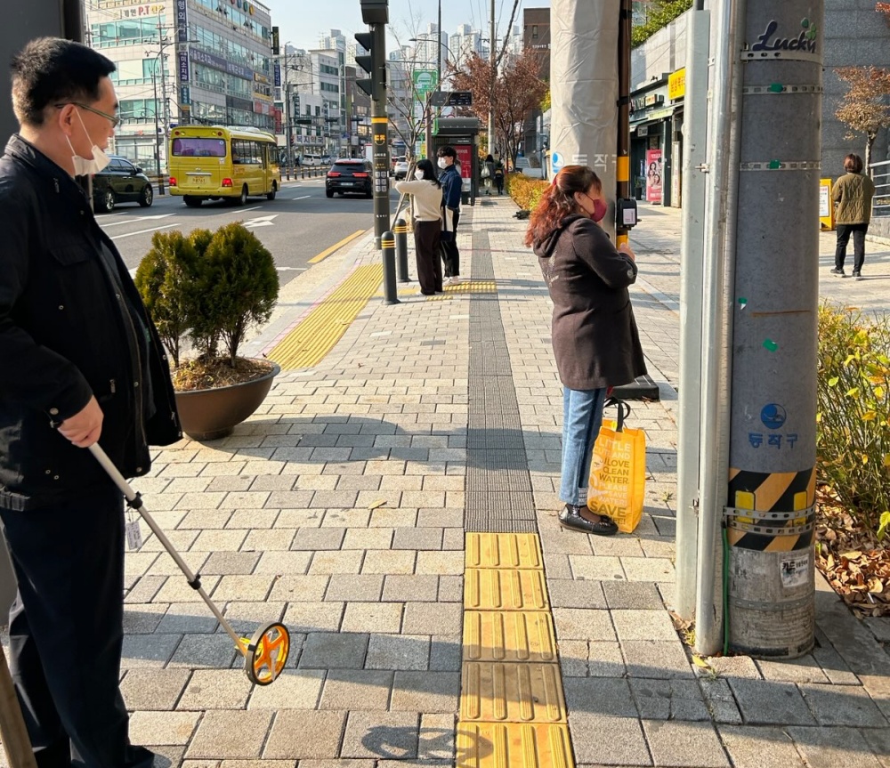 동작구, 안전한 보행권 확보를 위해 '점자블록' 정비 실시