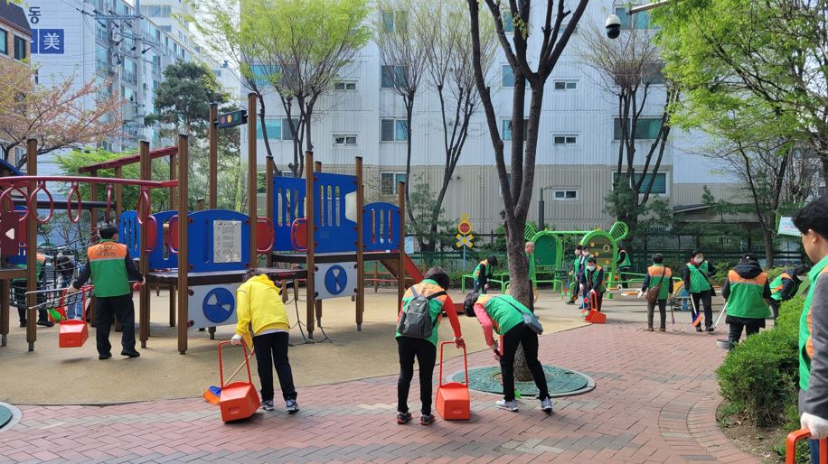 강동구, 안전한 어린이공원 조성을 위한 대청소 실시