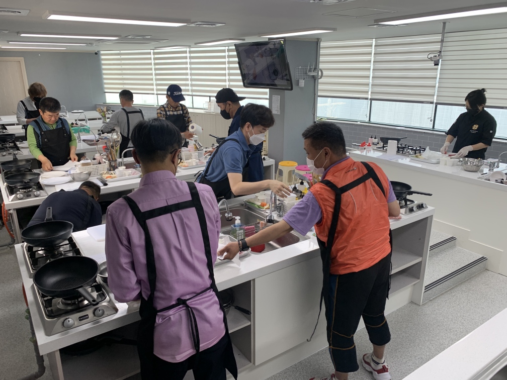 부산 중구, 1인 가구 중장년 남성 요리 프로그램 진행