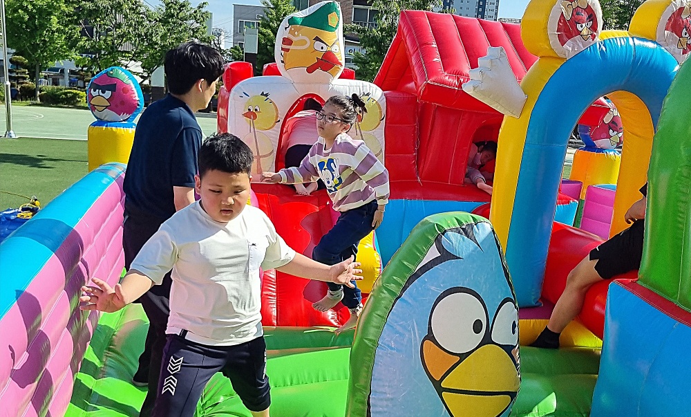 사천시 다함께돌봄센터 2호점, 에어바운스 설치 완료