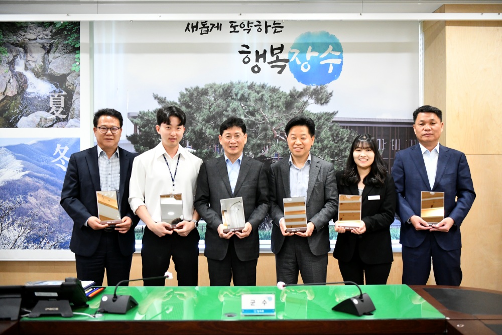 장수군, 직원들에 청렴거울 배부