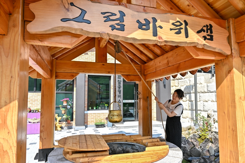 정선군, 추억과 풍경 담은 '화암공영버스정류장' 조성