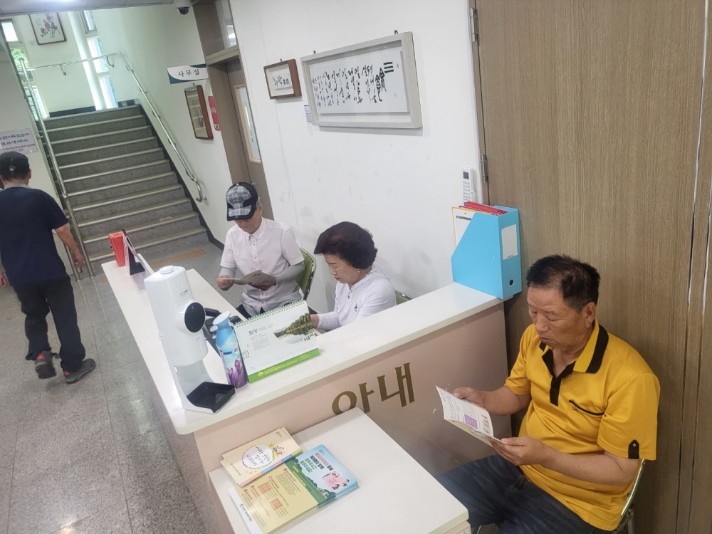 군위군, 복지사각지대 위기가구 발굴 홍보물 배포