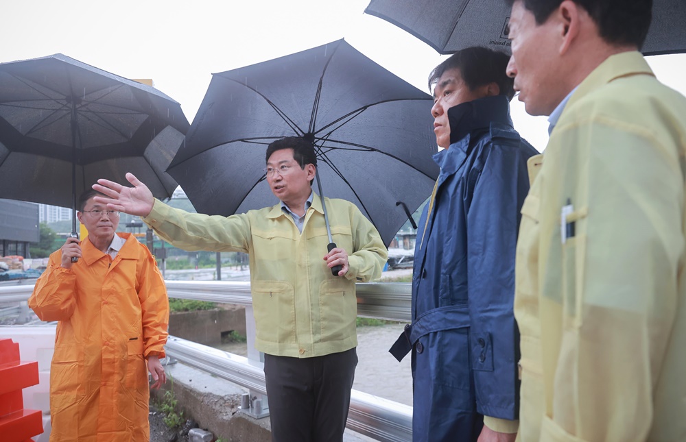 이상일 용인특례시장, 수지구 동천동 고기교 다시 찾아 집중호우 대비 점검