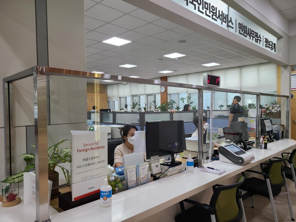 해운대구, 구청 민원실 가림막 안전강화유리로 교체