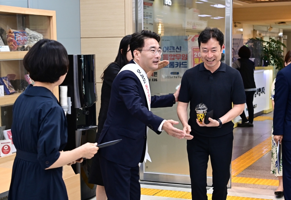 구청장이 직접 '민원실 안내도우미'로 나선다