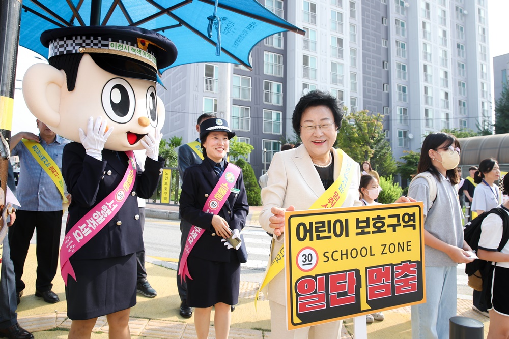 이천시장, 취임 1주년 맞아 등굣길 교통안전 캠페인 참여