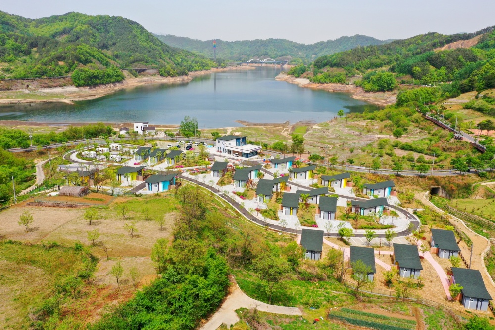 김천시, 부항댐 수변 경관 조성... 어린이 물놀이장 무료 개장