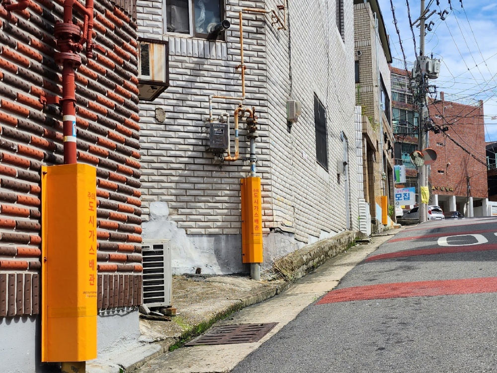 대구시 최초, '서구 비산4동' 불법광고물 부착방지 시트 설치