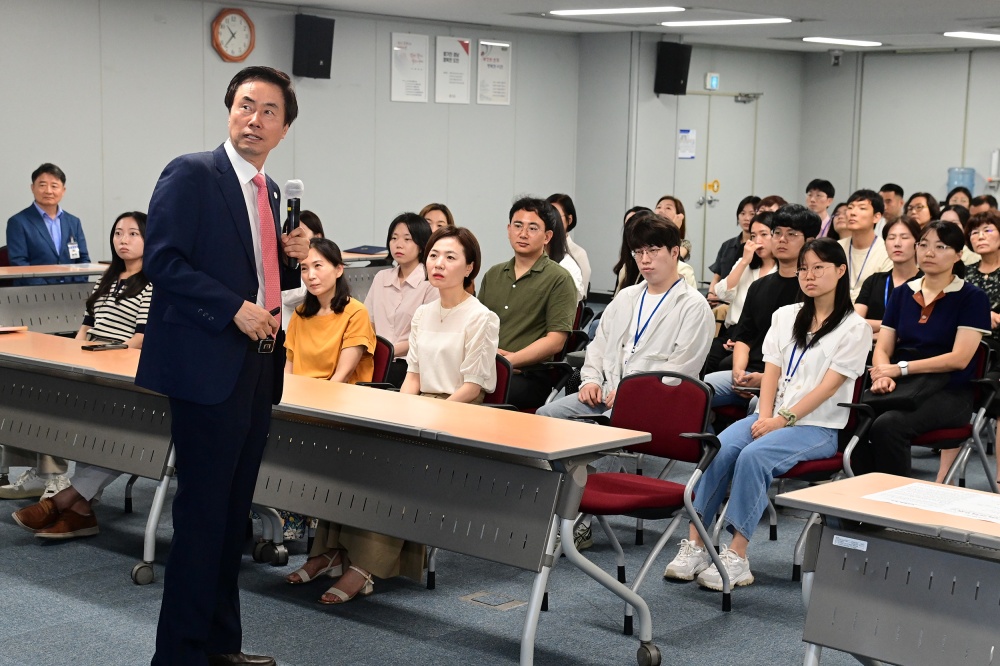 진주시, 김기찬 교수 초청 공무원 소양교육 실시