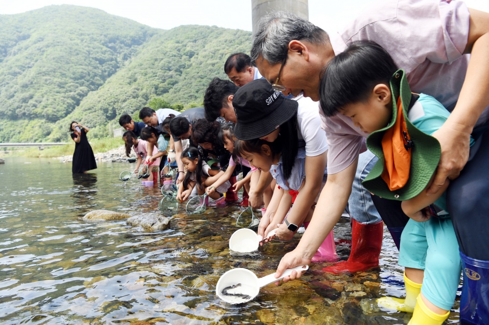 문경시, 경제성 토종물고기 치어 방류행사 개최