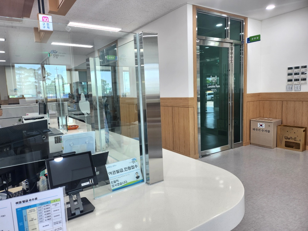 영덕군, 민원창구 '고정식 강화유리' 설치