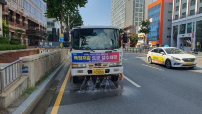 부산 동구, 열섬현상 완화 위한 살수 작업 진행