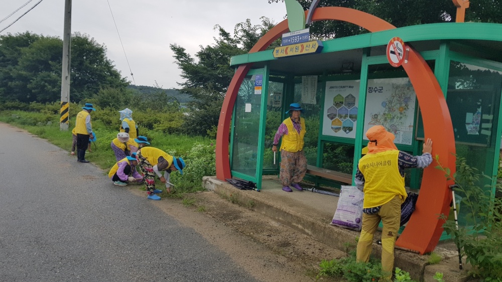 장수군, 노인일자리 사업 중 하나로 버스정류장 대청소 환경정비