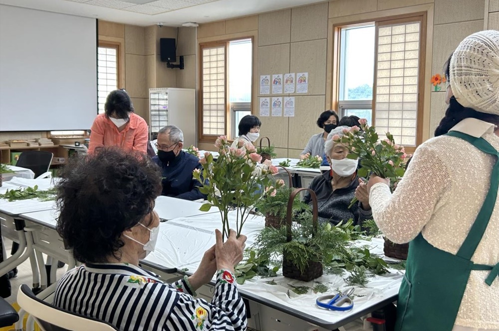 양평군농업기술센터, 치매 어르신 대상 ‘접시분경 만들기’ 치유농업 프로그램 진행