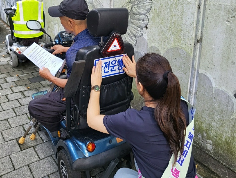 부산 북구, 전동보조기기 이용 장애인 사고예방 위한 캠페인 진행