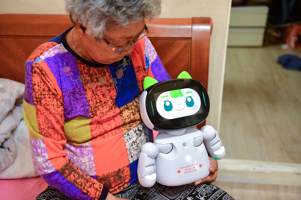 속초시, 홀로어르신 AI 돌봄 로봇 ‘다솜이’ 확대 배치