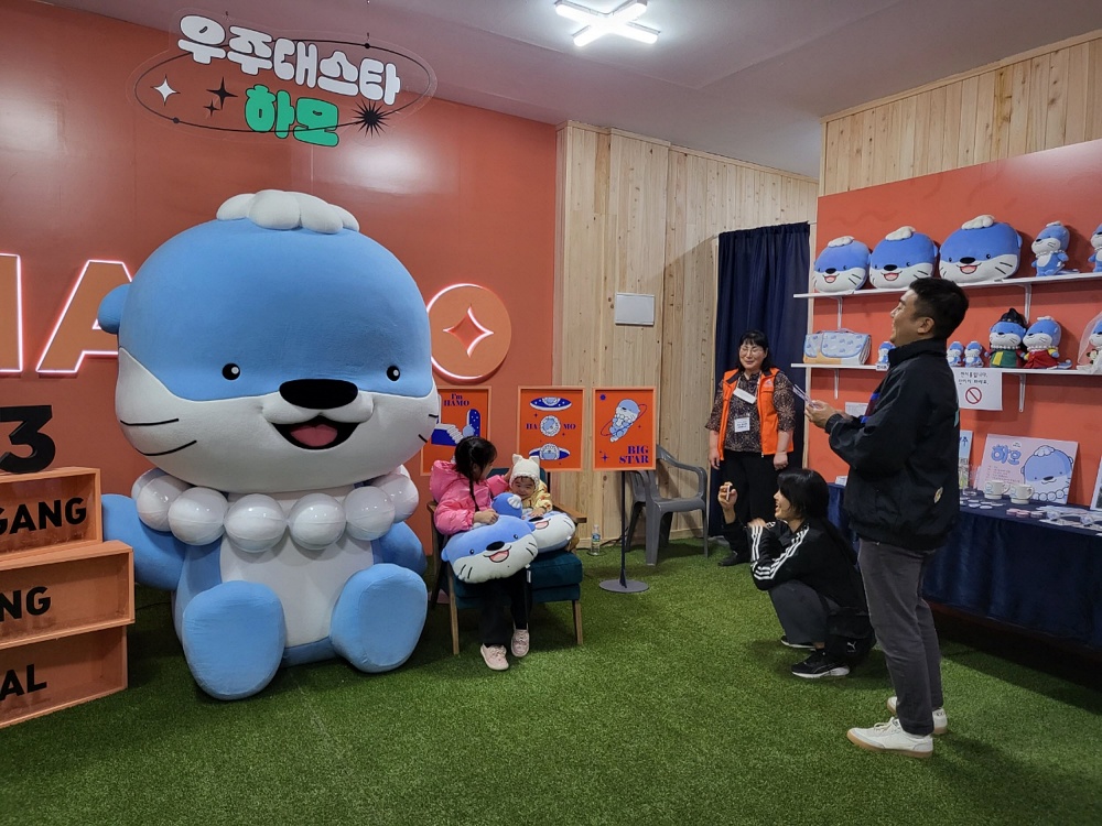 진주시 관광캐릭터 ‘하모 홍보관’ 대성황