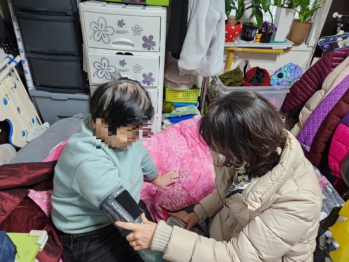 연수구, 겨울철 한파 대비 홀몸 어르신 등 가구 찾아 건강상태 확인