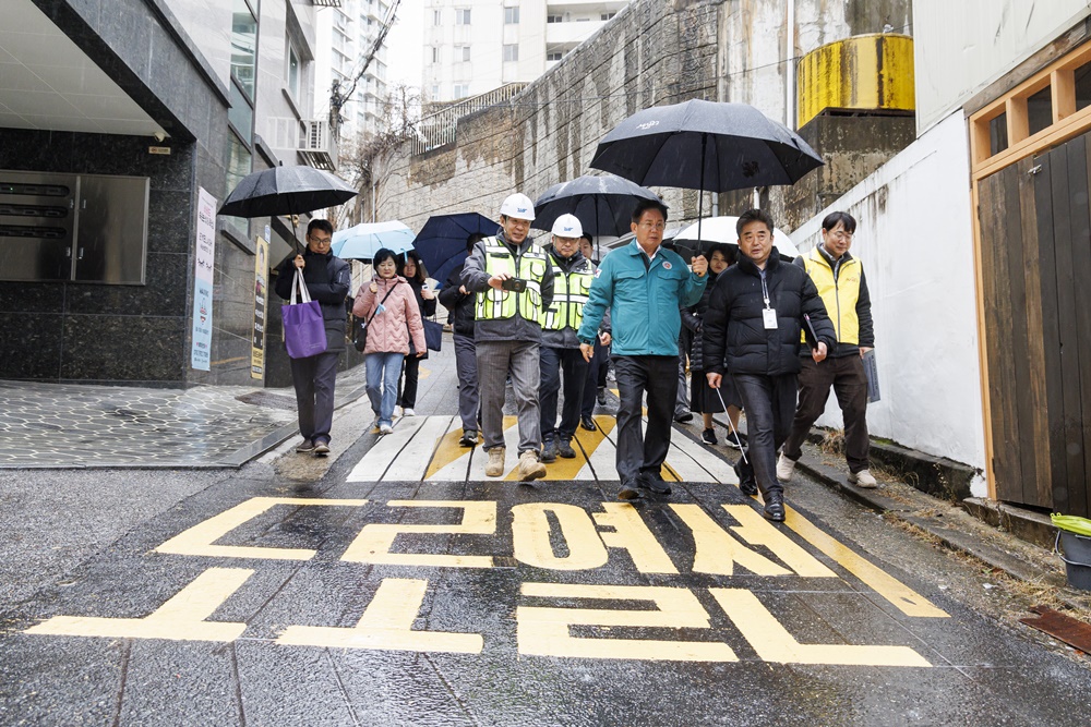 박강수 마포구청장, 강설 대비 제설 취약지점 현장 점검 나서