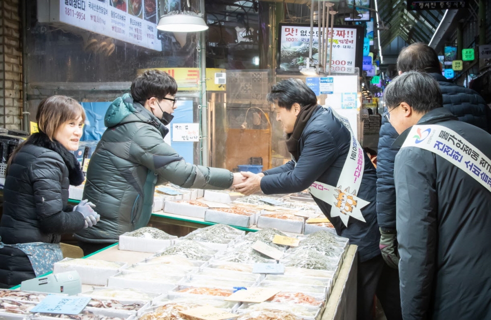 인천 서구, 설맞이 전통시장 방문으로 상인 격려