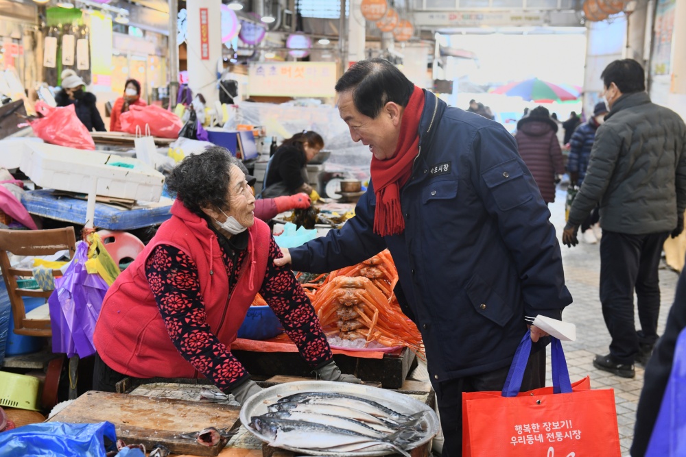 속초시, 설맞이 장보기 행사로 전통시장에 활력 충전