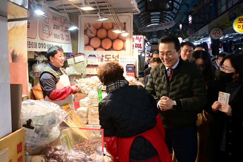이재호 연수구청장, 설 명절맞이 전통시장 방문...물가동향·민생현안 살펴