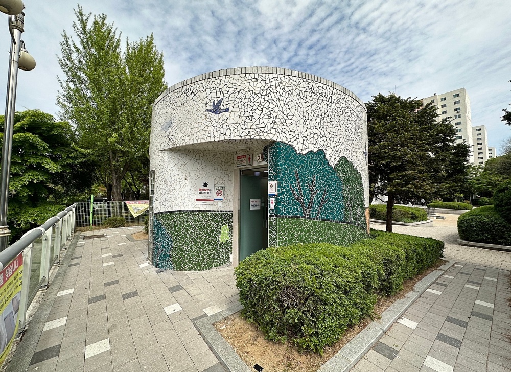 과천시, 국도비 2억 원 확보... 중앙공원 원형 화장실 재정비 나서